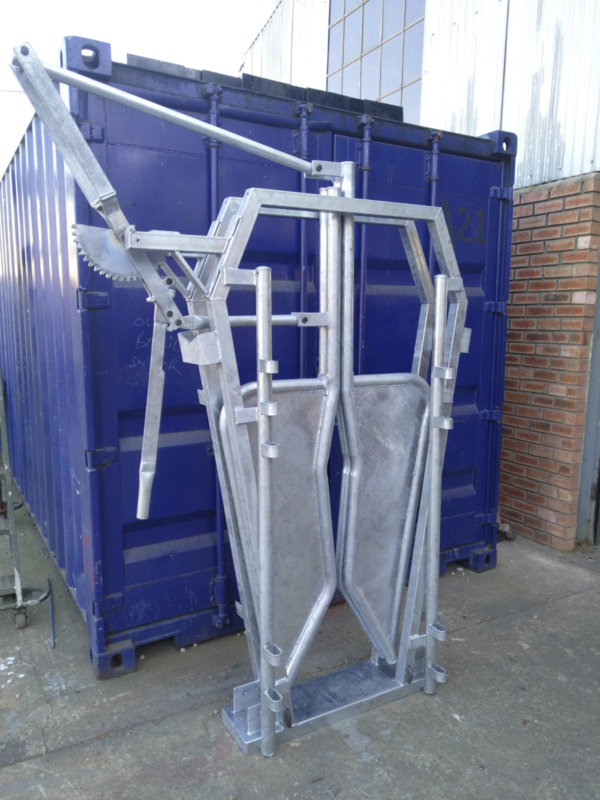 Galvanised Cattle Neck Clamp - Image 2