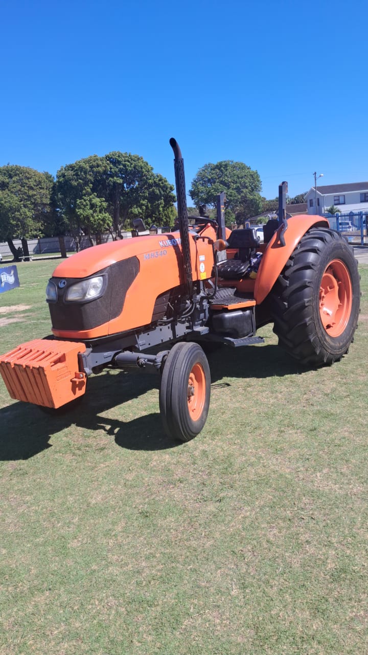 Kubota M854 - Image 2