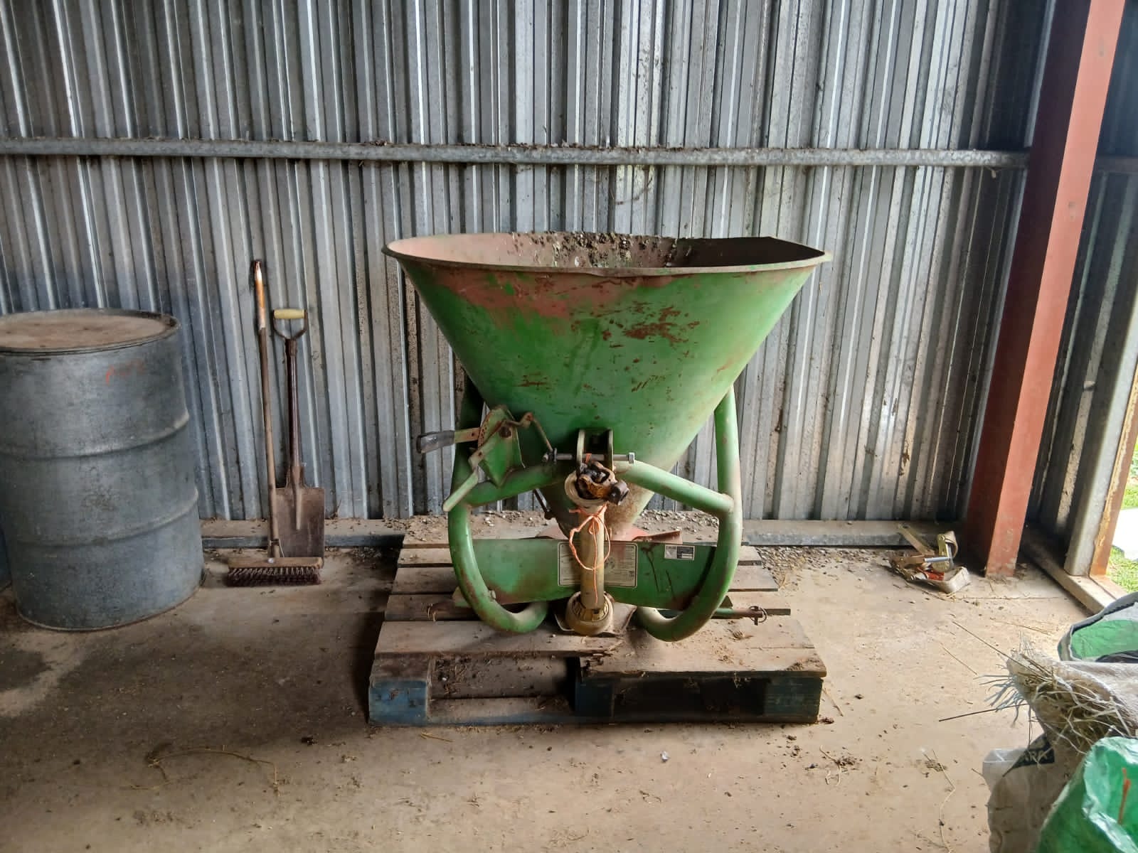 Fertilizer Spreader - Image 2